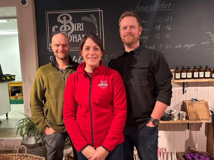 Biri-Landhandel-Jon-Flaa,-Ragnhild-Sveen-Kristian-Sveen